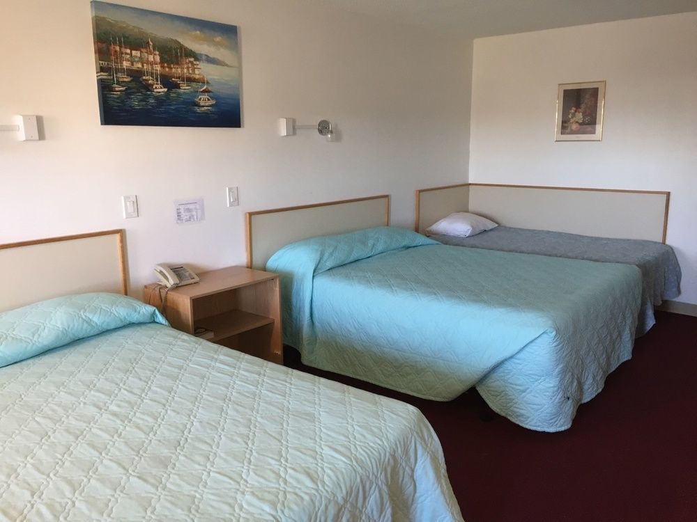 Voyageur Motel Тъндърбей Екстериор снимка