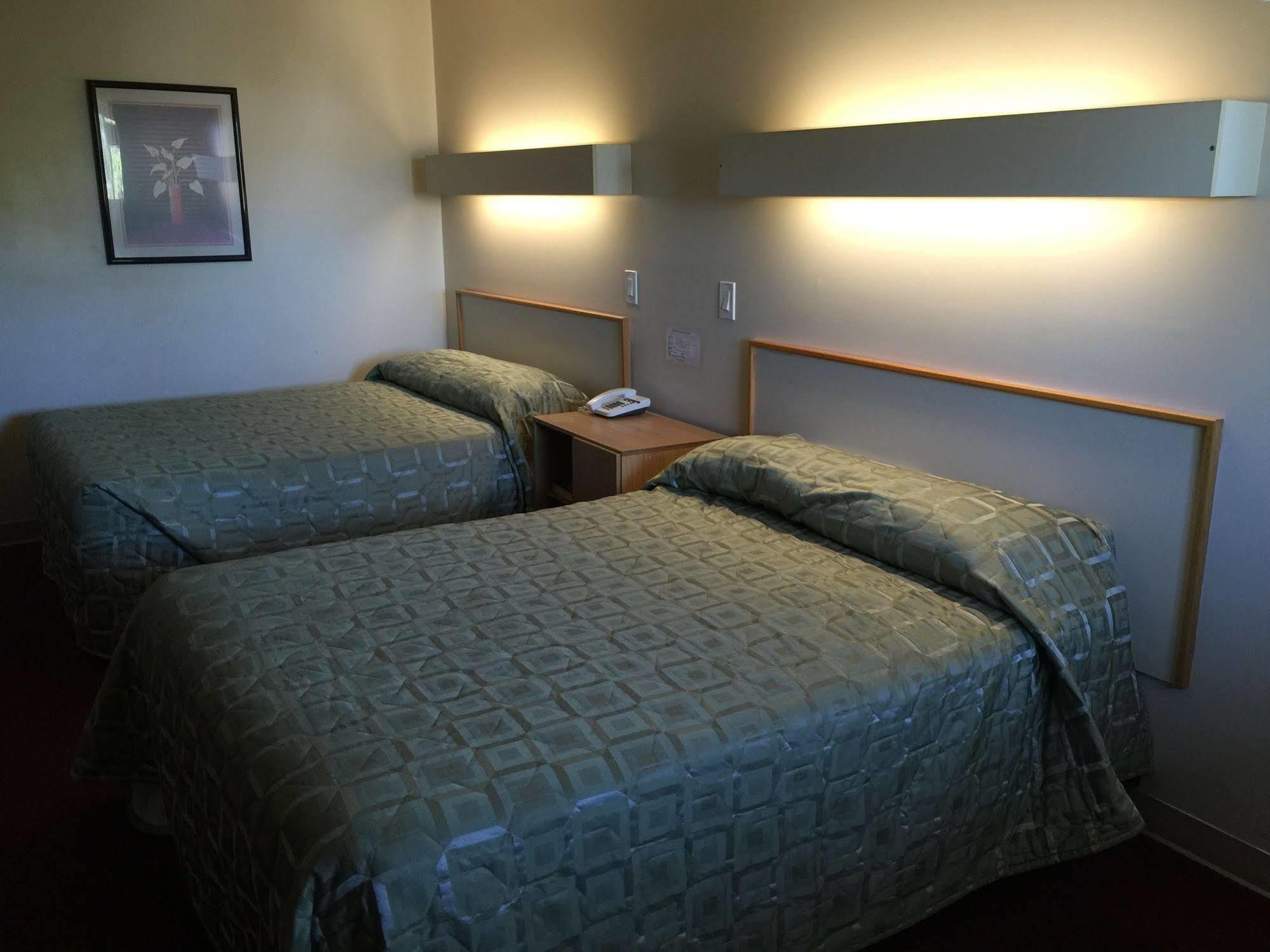 Voyageur Motel Тъндърбей Екстериор снимка