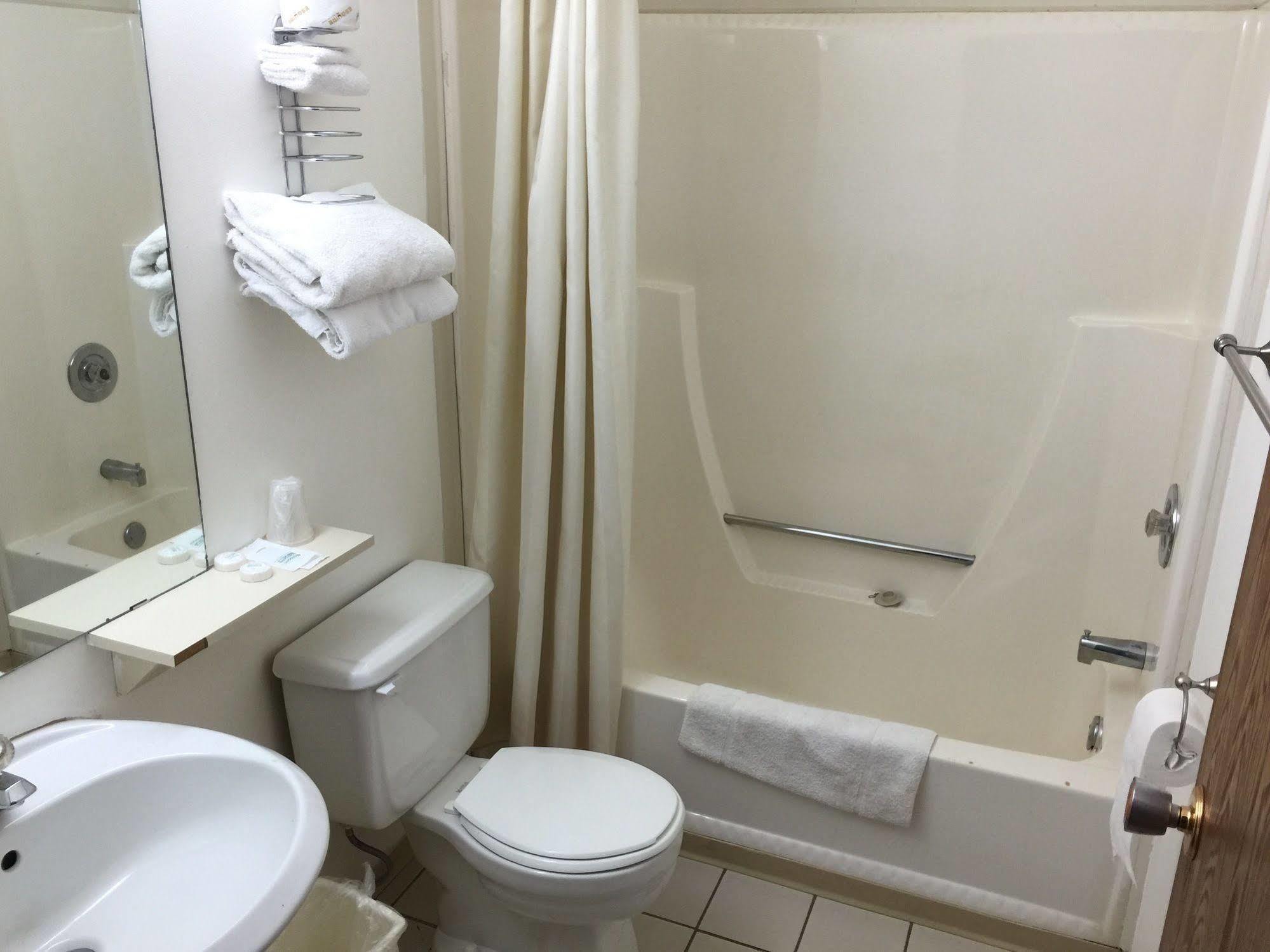 Voyageur Motel Тъндърбей Екстериор снимка