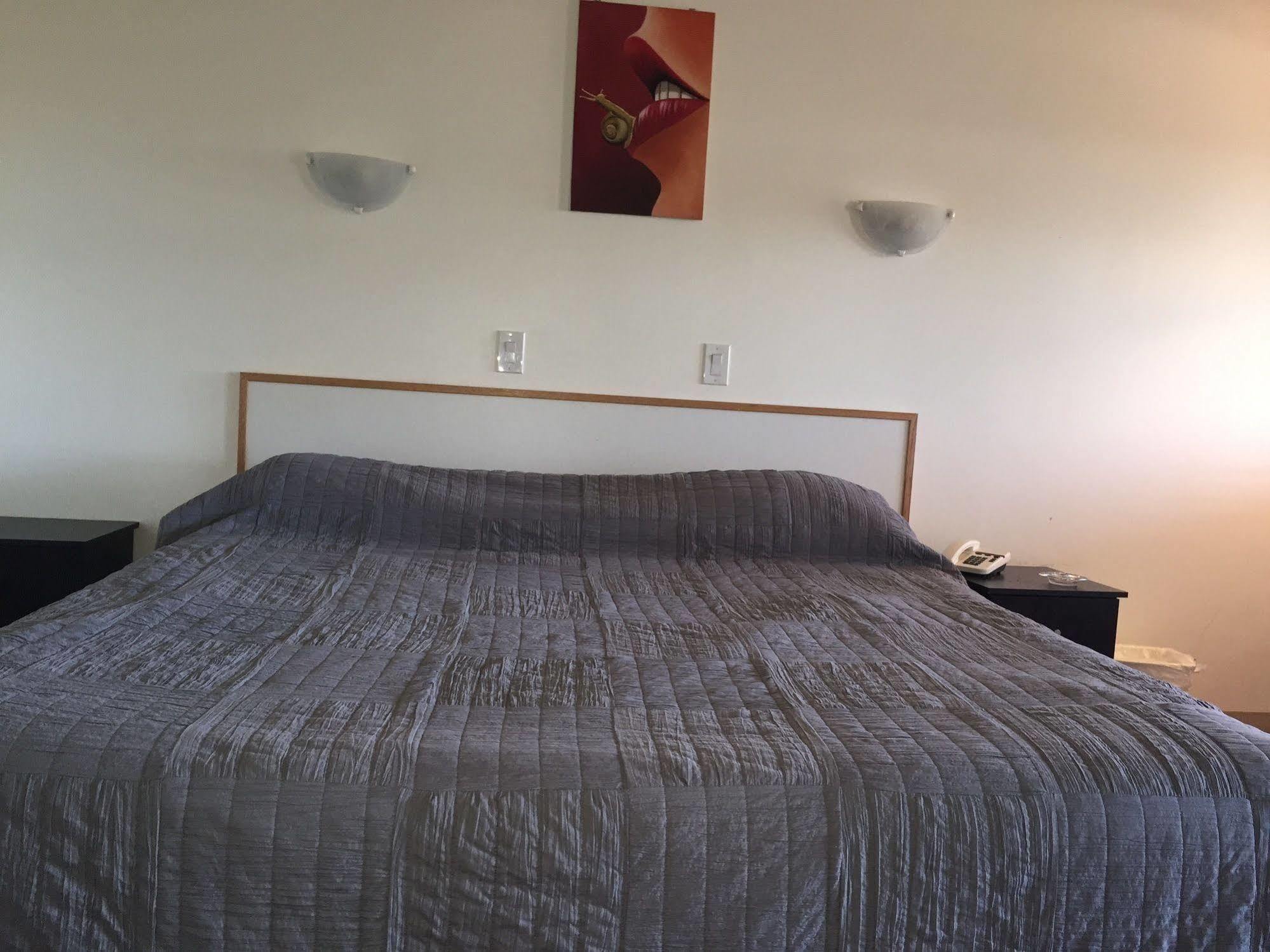 Voyageur Motel Тъндърбей Екстериор снимка