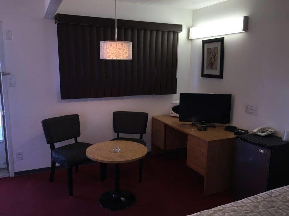 Voyageur Motel Тъндърбей Екстериор снимка