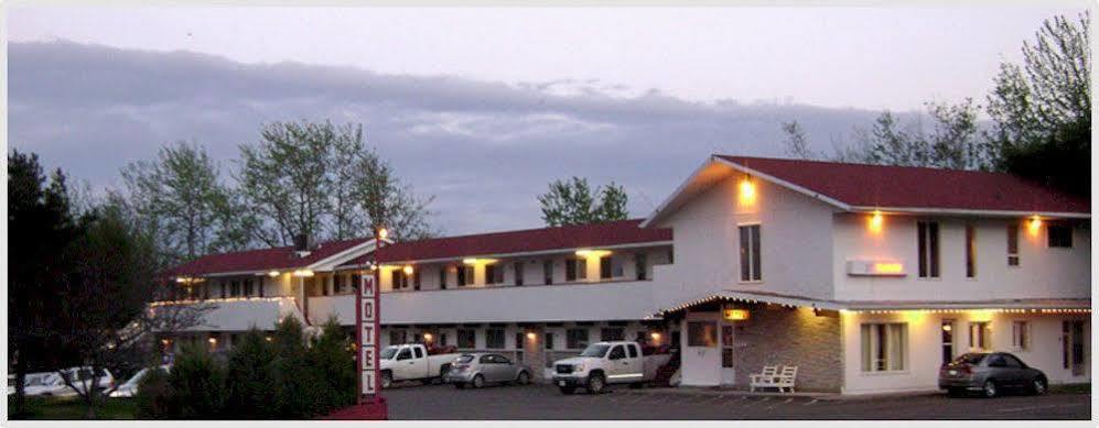 Voyageur Motel Тъндърбей Екстериор снимка