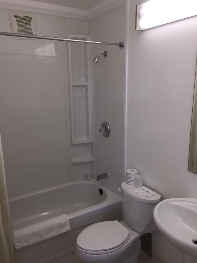 Voyageur Motel Тъндърбей Екстериор снимка