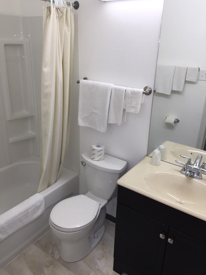 Voyageur Motel Тъндърбей Екстериор снимка