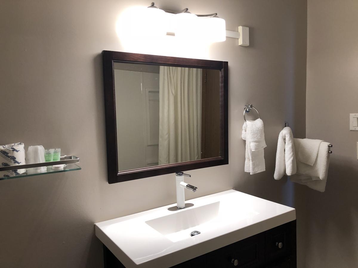Voyageur Motel Тъндърбей Екстериор снимка