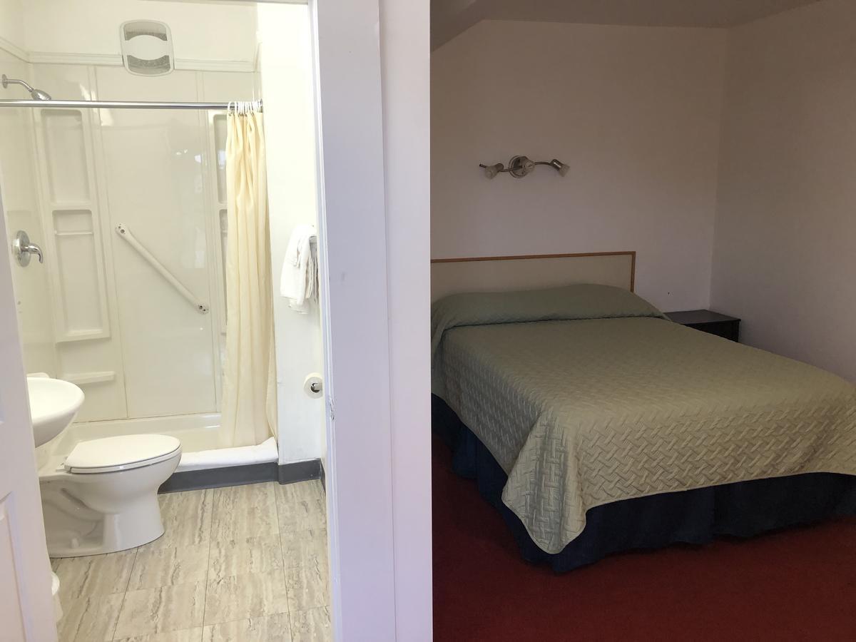 Voyageur Motel Тъндърбей Екстериор снимка
