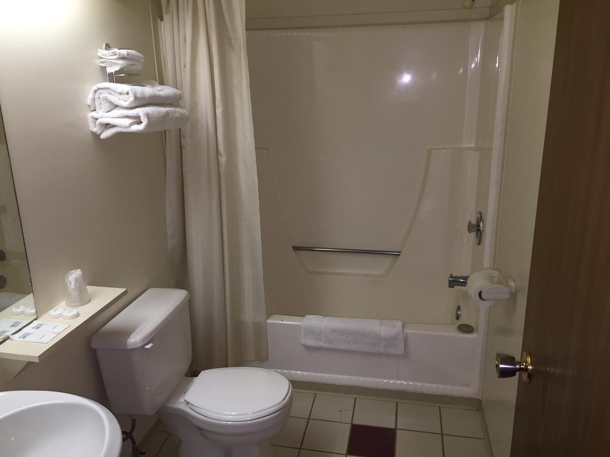 Voyageur Motel Тъндърбей Екстериор снимка