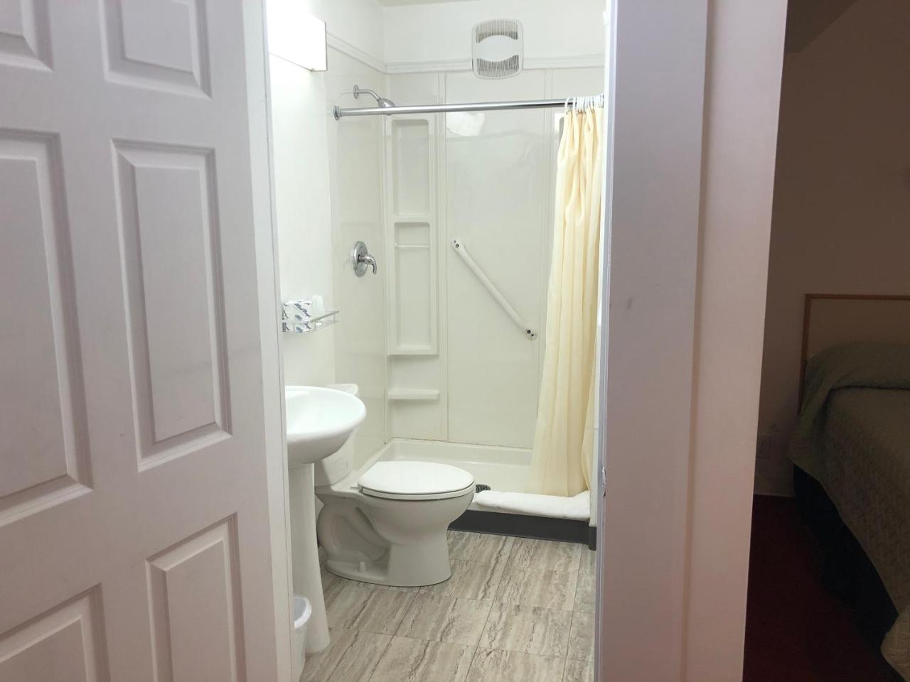 Voyageur Motel Тъндърбей Екстериор снимка